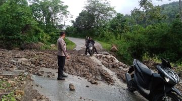 Curah Hujan Tinggi Sebabkan Jalan Longsor di Kecamatan Tripe Jaya, Kapolsek Terangun Imbau Masyarakat