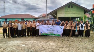 Polres Gayo Lues Bersama SMA Seribu Bukit Gelar Gerakan Jumat Bersih di Masjid Jami’ Desa Cinta Maju