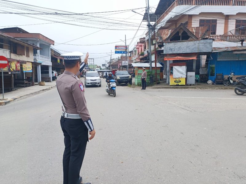 Polantas Aceh Hadir, Personel Satlantas Polres Gayo Lues Gelar Pengaturan Lalu Lintas untuk Kamseltibcar Lantas