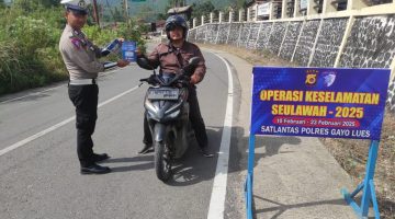 Satlantas Polres Gayo Lues Bagikan Brosur dan Imbau Tertib Berlalu Lintas kepada Pengguna Jalan