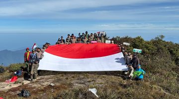 Tim Ekspedisi Hari Bhayangkara Bentangkan Bendera Merah Putih di Puncak Gunung Leuser